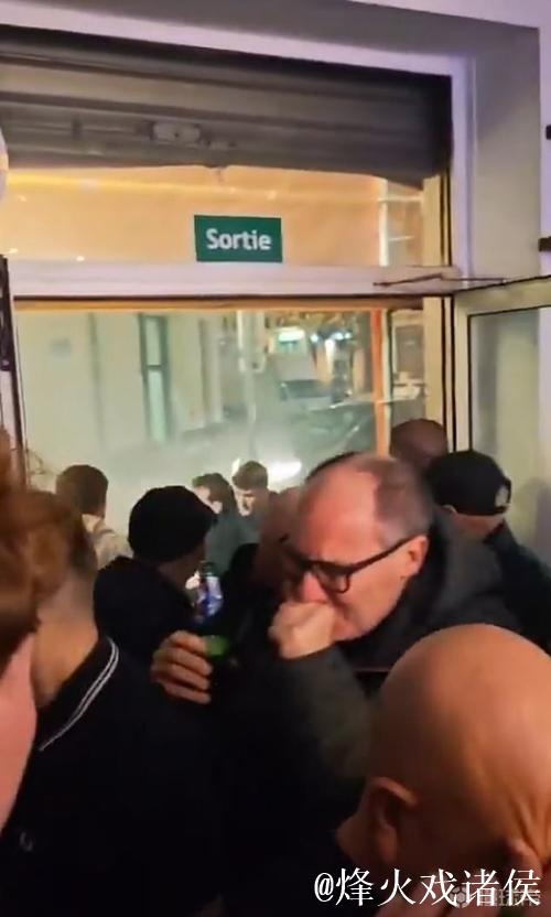 太阳报：马赛对阵纽卡一球迷因厕所不雅行为被发现