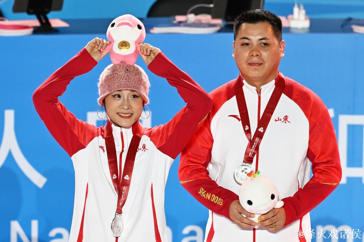 全运会霹雳舞女子组决赛 刘清漪力克对手蝉联冠军 全运会霹雳舞女子组决赛 刘清漪力克对手蝉联冠军